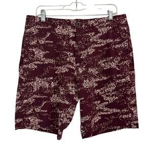 NWT Under Armour Golf Printed Burgundy Shorts Mens Size 34 (1377303-600)